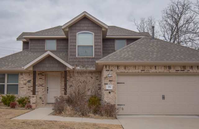 3 Bedroom 2.5 Bathroom Home in the Heart of Fayetteville!! - 156 South Pinyon Point, Fayetteville, AR 72701