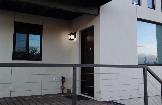 3250 N Stone Avenue Gallery 1