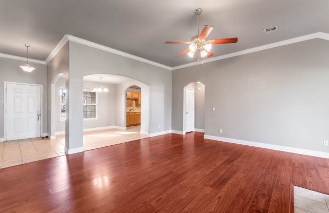 Charming 3-Bedroom Home with Backyard & Garage Gallery 4