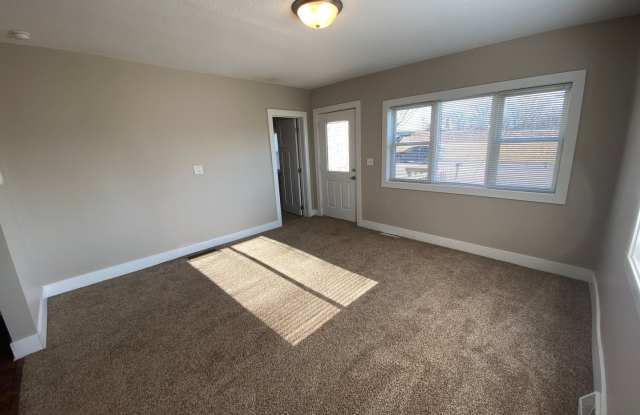 4 Bedroom Home just 3 minutes from downtown with detached garage! Gallery 4