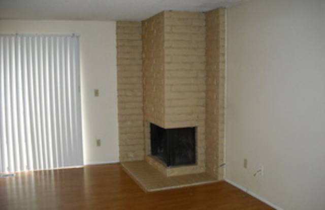 Spacious 2 Bed/2 Bath Duplex w/ Garage Gallery 4