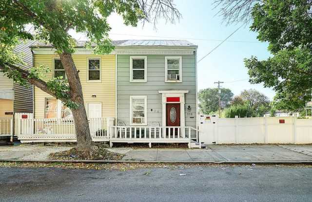 Spacious 4 Bedroom, 1 Bath Home in York, Pa! photos photos