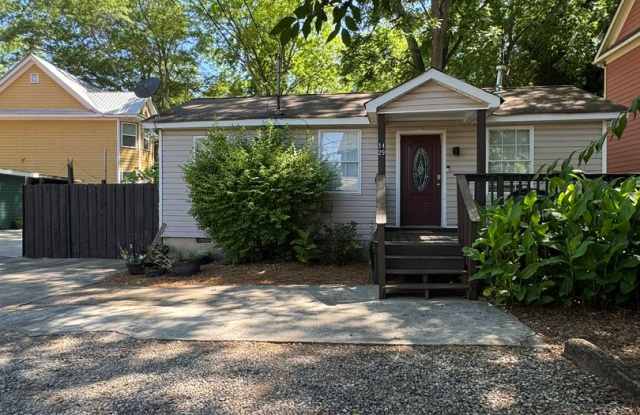Charming 3 bed/2bath Cottage! Gallery 1