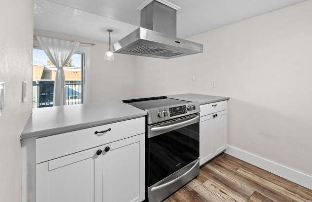 2-Bed Condo in Kent – Fireplace, Balcony  Convenient Location! Gallery 4