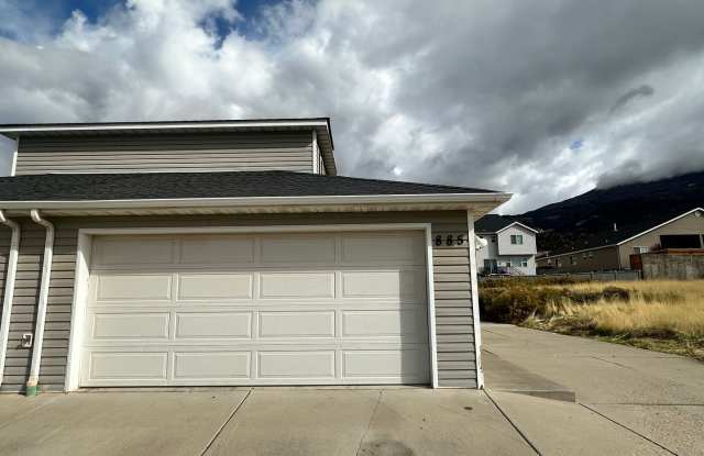 Move-in Discount!!  7 bedroom, 3 bathroom twin home Gallery 3