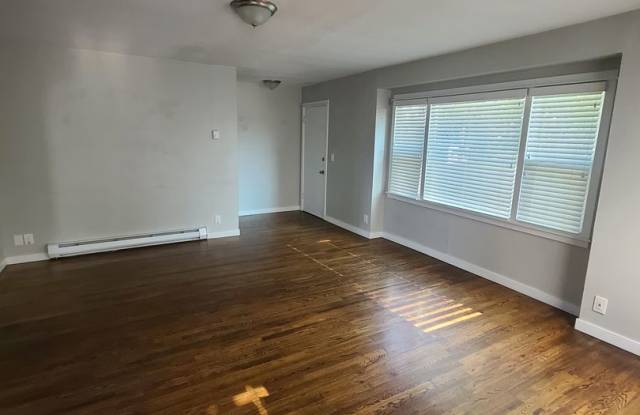 3 Bedroom 2 Bath House MOVE IN SPECIAL. - 221 Southwest Rainbow Avenue, Dallas, OR 97338
