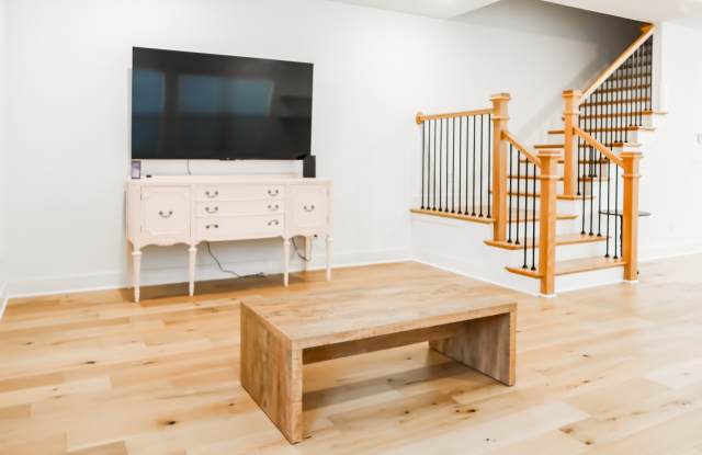 1266 West Hendrix Street Gallery 3