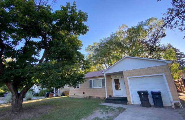 Crestview Three Bedroom House with Garage photos photos