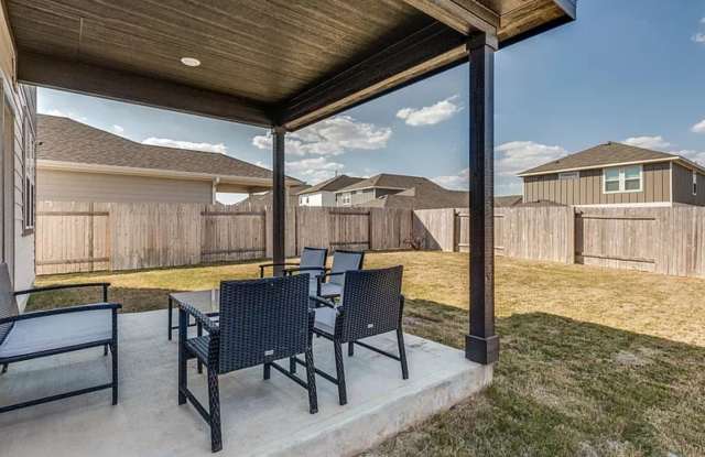 Spacious 4BR House in Buda Gallery 4