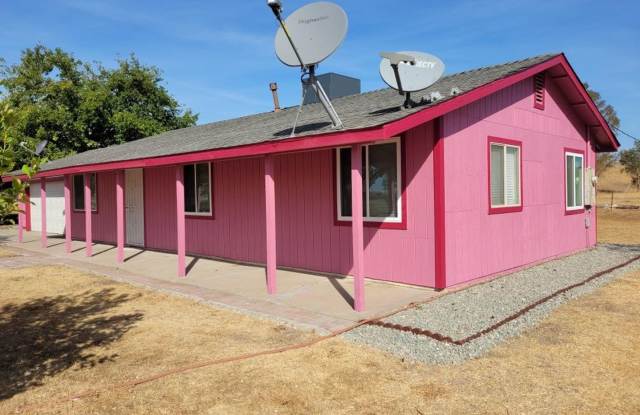 Olivehurst Home with Large Yard and Garage 2 Bed with Bonus Room/Office Gallery 4