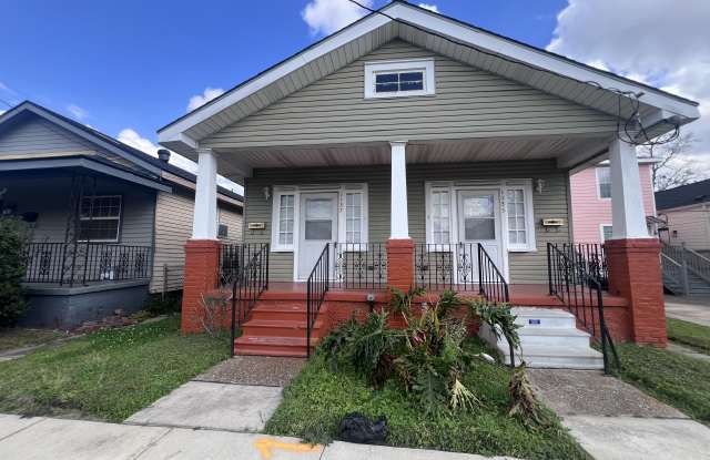 1137 Deslonde Street photos photos