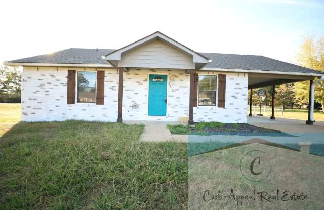 3 bed, 2 bath home with a huge, fenced yard sitting on a 1 acre lotnear Valley View school!! Gallery 3