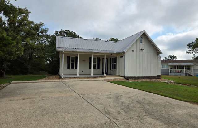 College Station (Karnes City Cottages) - 2 Bedroom - 2 Bath - House - West of Easterwood Airport Gallery 1