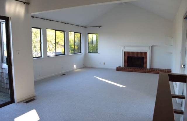 Townhouse Style Duplex Unit with Vaulted Ceiling and Bay View Gallery 2