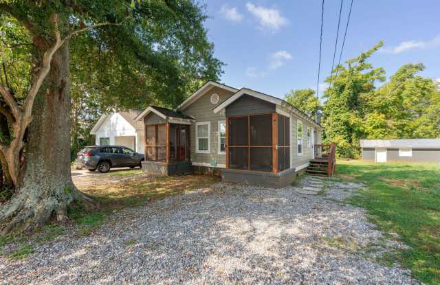 Charming 1 Bedroom, 1 Bath Home Minutes From Downtown Greenville with Solar Panels Gallery 4