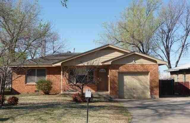 Cozy Family Home - 2814 Northwest 22nd Street, Lawton, OK 73505