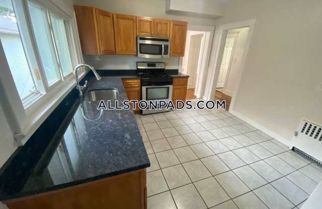 NO FEE! Updated House, conveniently located near T & BU, Great for Students!  Cat Friendly Gallery 3