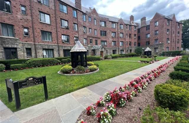914 Wynnewood Road - 914 Wynnewood Road, Pelham Manor, NY 10803