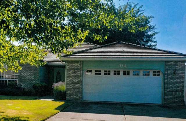 **NEW PRICE*** - Quiet Peaceful 3 bedroom 2 bath Single Level home located in Central Point - 104 Amanda Court, Central Point, OR 97502