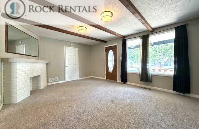 3 Bedroom 1 Bath House with Covered Parking Gallery 3