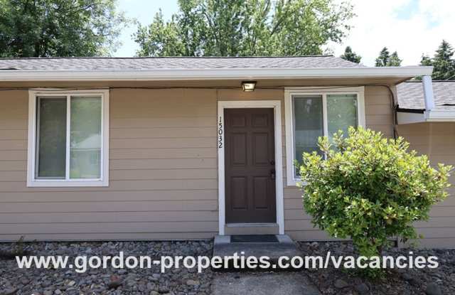 SE Arista Dr - 1 bedroom apartment in Oak Grove with storage unit photos photos