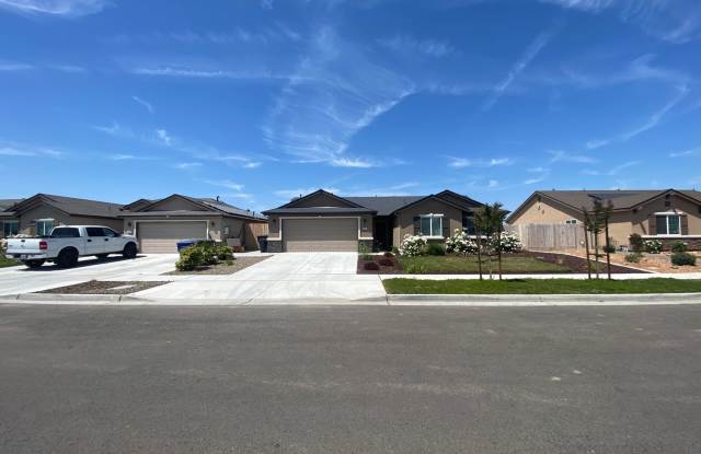 Beautiful 3 Bedroom 2 Bath Home in North Hanford Gallery 3