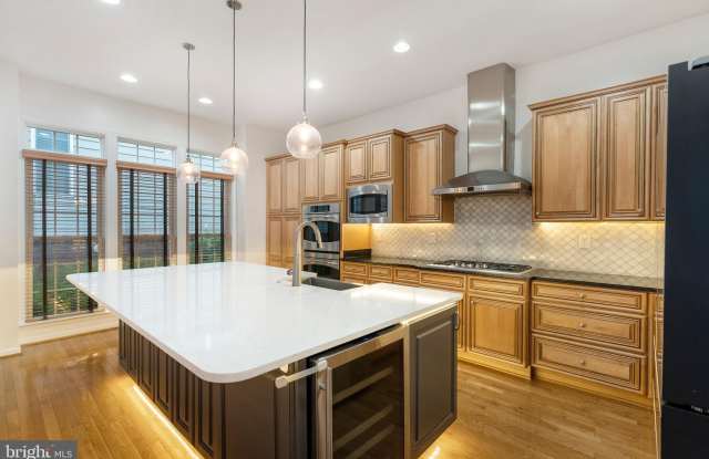 8880 OLIVE MAE Circle Gallery 4