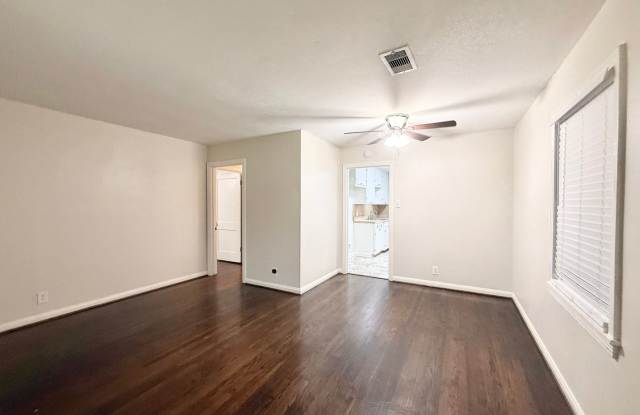Beautiful 2/1/1 w/ study in Angleton!! Very Cute Home ! Gallery 4