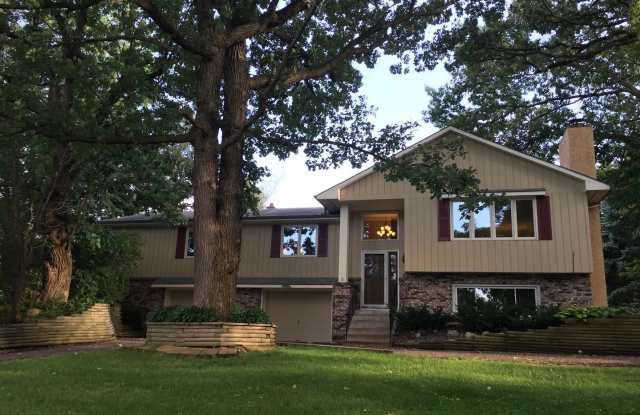 9271 Lake Rd - 9271 Lake Road, Woodbury, MN 55125