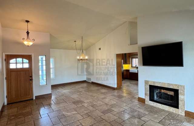 Spacious & Stylish Living in the Heart of Lake Elsinore Gallery 4