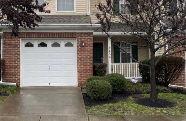 3 bedroom 2.5 bathroom Nashboro Village Townhome - 2456 Nashboro Boulevard, Nashville, TN 37217