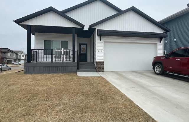 4-bedroom, 3-bathroom West Fargo Single-Family Home w/ 3 Stall Garage - 2713 12th Street West, West Fargo, ND 58078