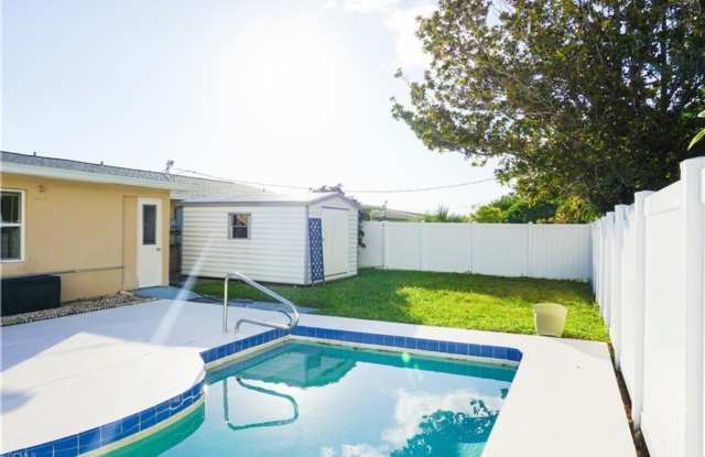 Charming 2BR Duplex in North Port photos photos