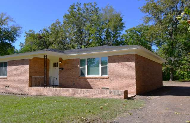 Newly Renovated Three Bedroom-2 Bathroom Brick Home! Gallery 3