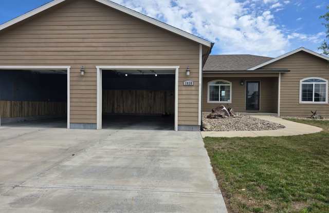 Newer One Level w/Huge Garage photos photos
