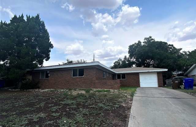 Large 4 Bedroom home with Garage and Enclosed backyard photos photos