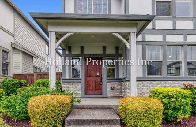 Inviting 4BR Wilsonville Home with Private Yard & Community Pool Gallery 4