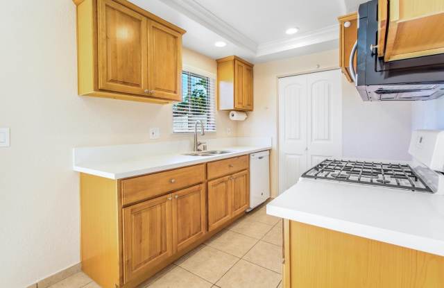 Charming 3-Bedroom Townhome in Riverside – Space, Comfort & Convenience! Gallery 4