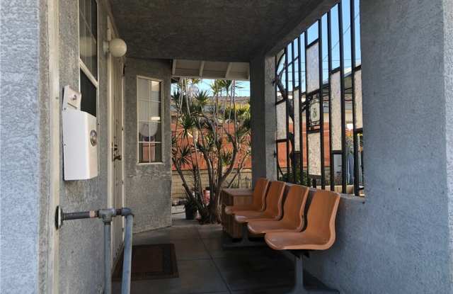 2552 Kelburn Avenue Gallery 2