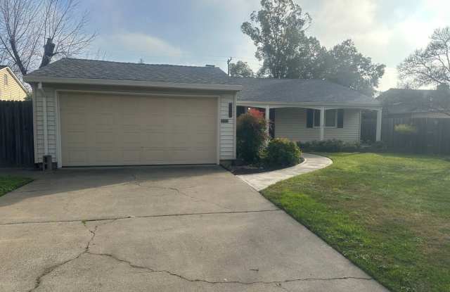 3 Bedroom 2 Bathroom Home with Yard photos photos