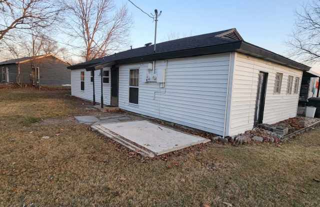 Spacious 3 Bed / 2 Bath Home Near Base – 2 Living Areas + Large Yard Gallery 4