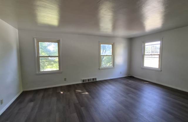 4911 Southern Boulevard - 2 photos photos
