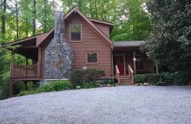 SERENE 4BR LOG CABIN with WATERFALLS CLOSE TO TOWN Gallery 1