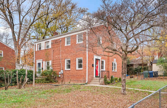 Bright 2BR/2BA Home with Private Backyard in Alexandria Gallery 4