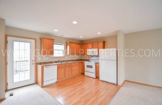 Spacious 2-Bedroom Urbandale Townhome with 2-Car Garage Gallery 4
