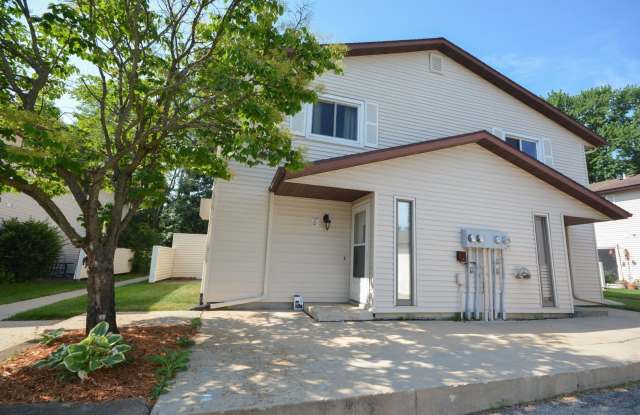 Great pet friendly townhome with private patio on quiet street! photos photos