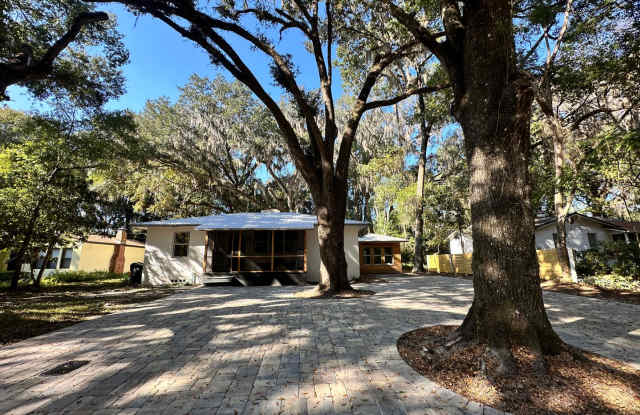 Renovated Home Near UF  Law School | Private Entrance + Porch photos photos