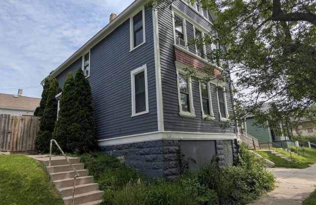 114 E Lloyd St - 114 East Lloyd Street, Milwaukee, WI 53212