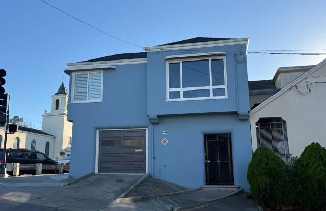 Spacious 2BR/2BA Single Family House with Garage & In-Home Laundry Gallery 1