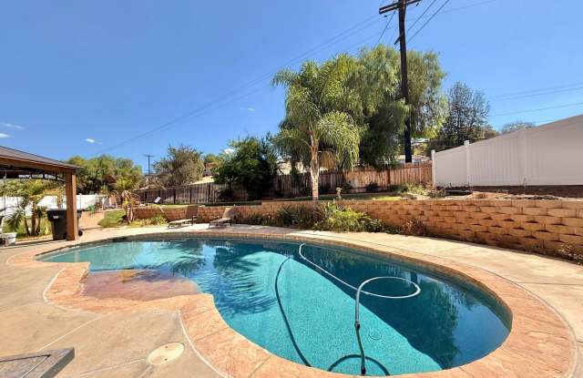 Spacious 4BR/4BA Lakeside Home with Solar, Pool & RV Parking Gallery 3